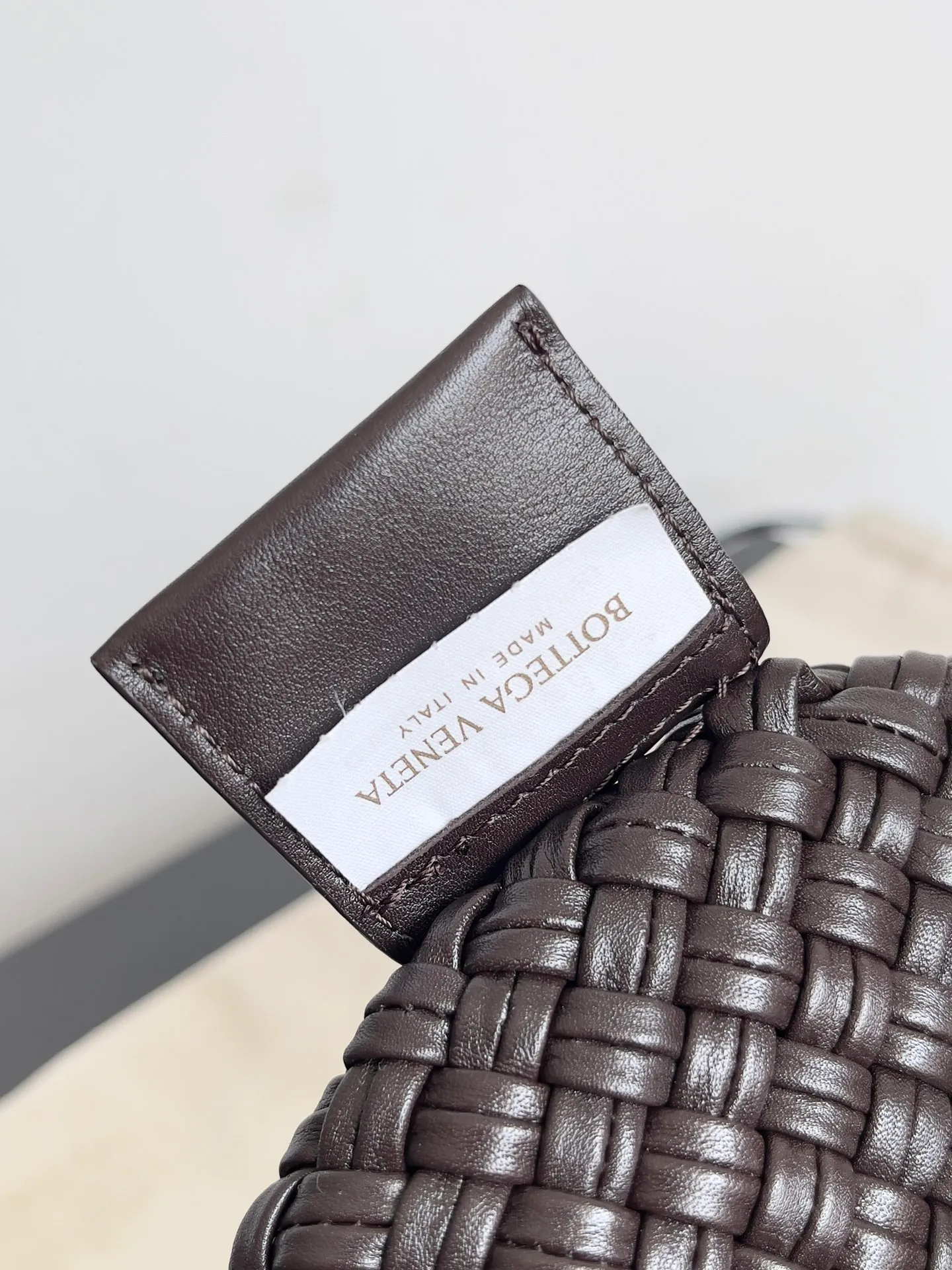 Batch 5960 Malachite BV collectible small woven handbags are really YYDS!! Bottega Veneta’s most classic small woven handbags are back! ! We use the highest quality leather with the highest craftsmanship❤️ to create the most expensive works. We have created the original Intrecciato leather weaving process❤️ This unique traditional exclusive leather weaving method has not only become our logo but also reflects the time-consuming and labor-intensive craftsmanship of our products❤️ The new TOSCA handbag must be a selection worth collecting🆕⚠️⚠️Babies, malachite can be sold separately and can be assembled by yourself Style number: 716974 Size: 27*9*18cm
